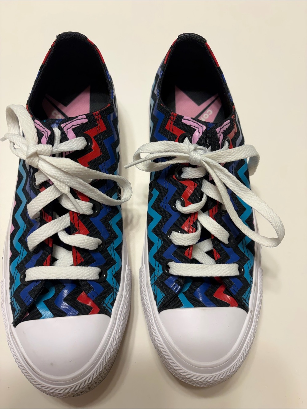 Women's Low-Top Zigzag Canvas Sneakers in Black, Blue, Red & Pink